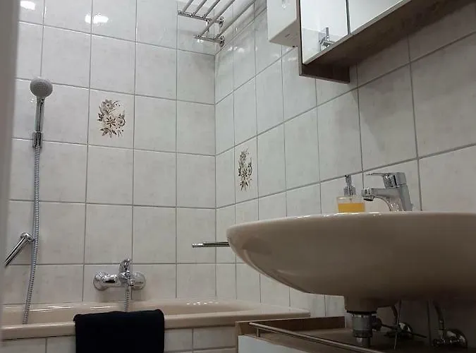 Alt-refrath Lejlighed *